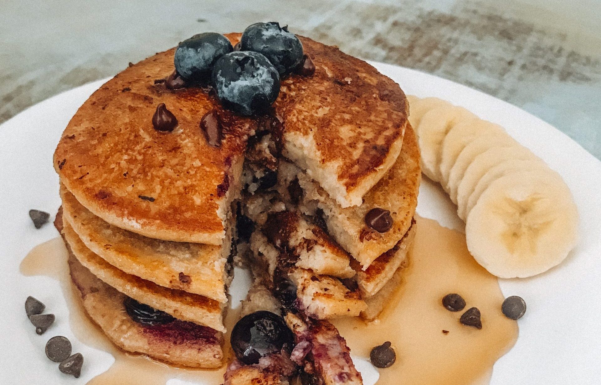 vegan pancakes with blueberries and bananas